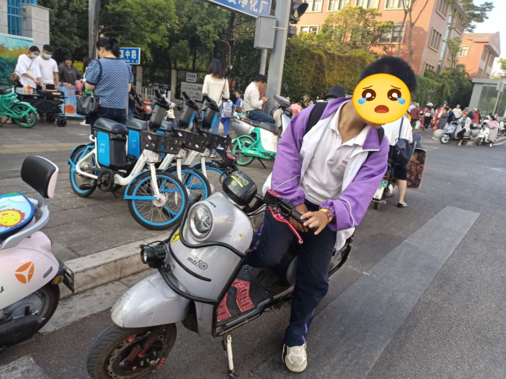 事发昆明某银行，一男子……【新闻早播报】 法律 银行 昆明新闻 行业新闻 第4张