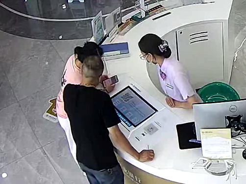 海宁一女子在银行大声打电话……警察：不对劲 社会万象 银行 行业新闻 第1张