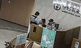 海宁一女子在银行大声打电话……警察：不对劲 社会万象 银行 行业新闻 第2张