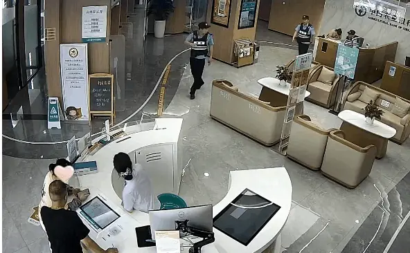 海宁一女子在银行大声打电话……警察：不对劲 社会万象 银行 行业新闻 第3张