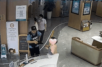 海宁一女子在银行大声打电话……警察：不对劲 社会万象 银行 行业新闻 第4张