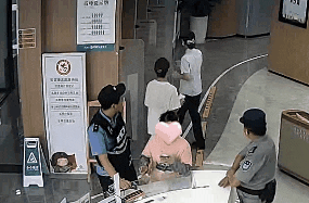 海宁一女子在银行大声打电话……警察：不对劲 社会万象 银行 行业新闻 第6张