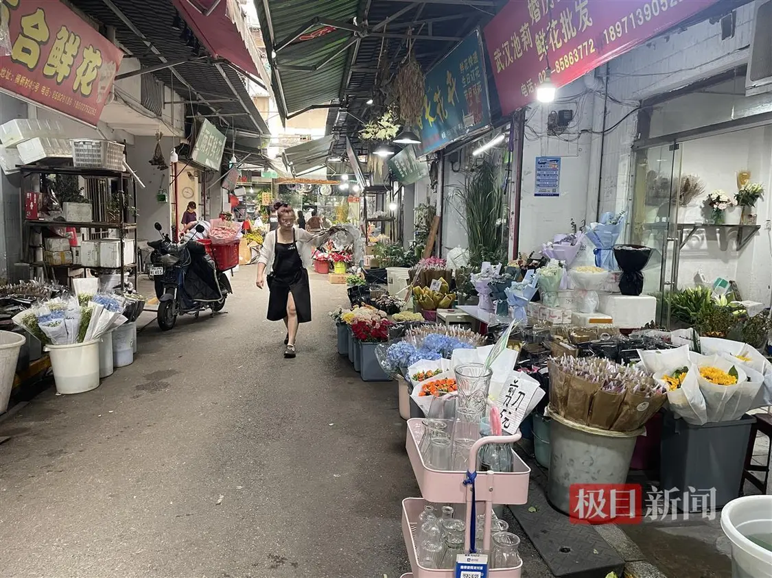花价下探，晚餐爆火，这个七夕“浪漫经济”升温 玫瑰 红玫瑰 七夕节 行业新闻 第3张