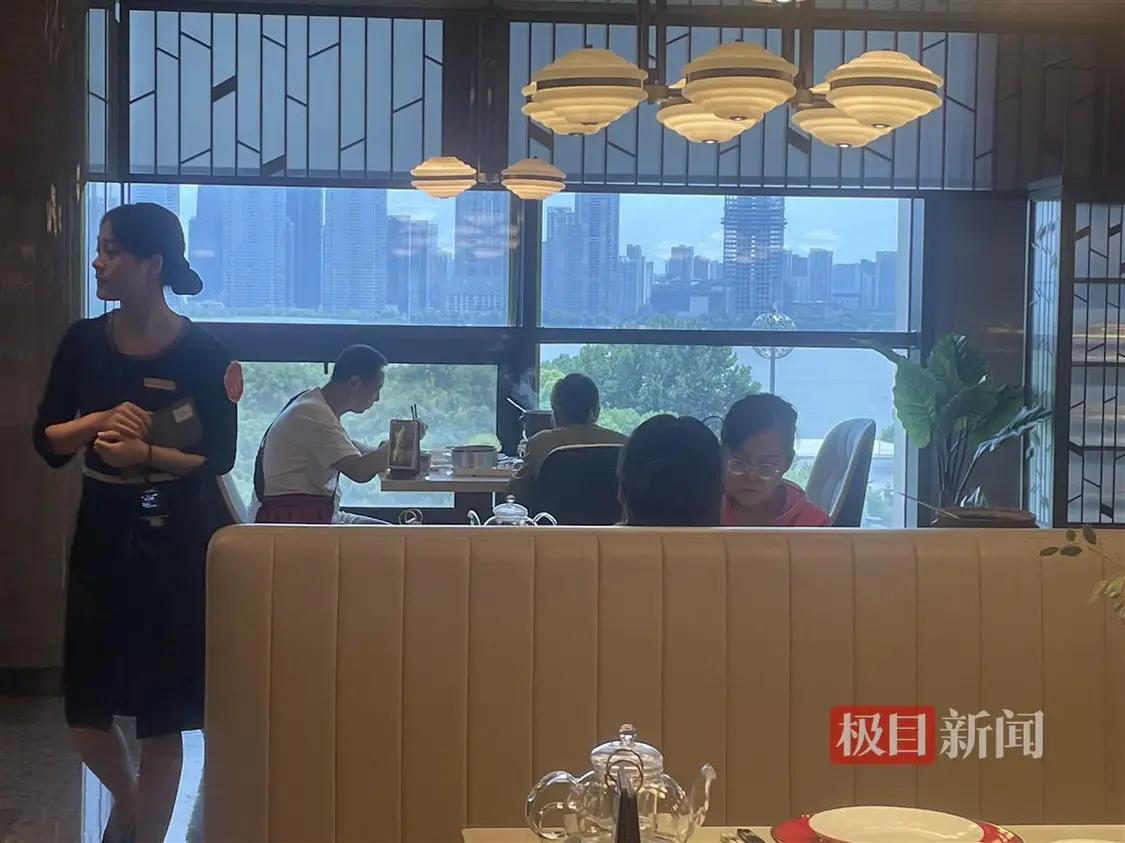 花价下探，晚餐爆火，这个七夕“浪漫经济”升温 玫瑰 红玫瑰 七夕节 行业新闻 第4张