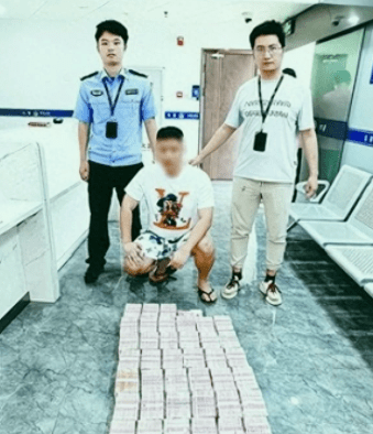 福建男子拉4个行李箱到银行取现451.8万​！银行工作人员发现......​ 社会万象 法制 银行 行业新闻 第1张