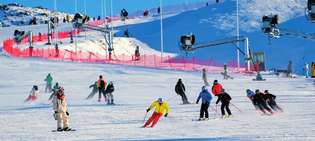 新疆释放冰雪经济“热动能” 滑雪 冰雪运动 滑雪装备 行业新闻 第1张